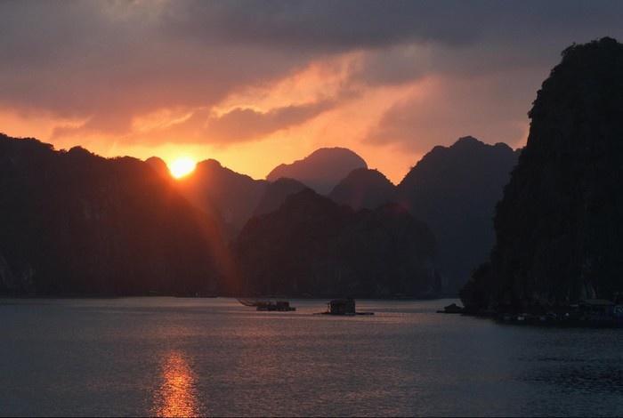 Anh Thuan Hotel 1 Cat Ba Island Exterior photo